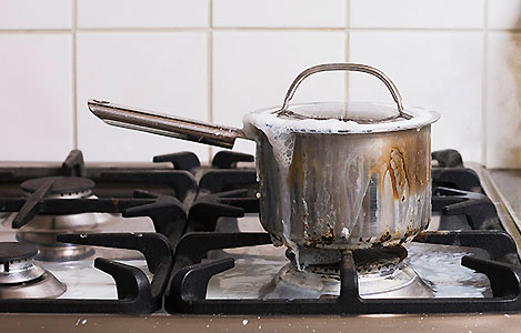 Nettoyer les feux de cuisson après salissures